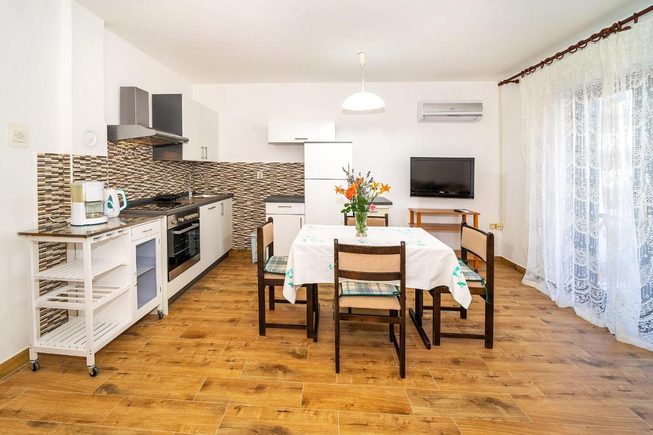 Apartments Jurina Krk Town Bagian luar foto